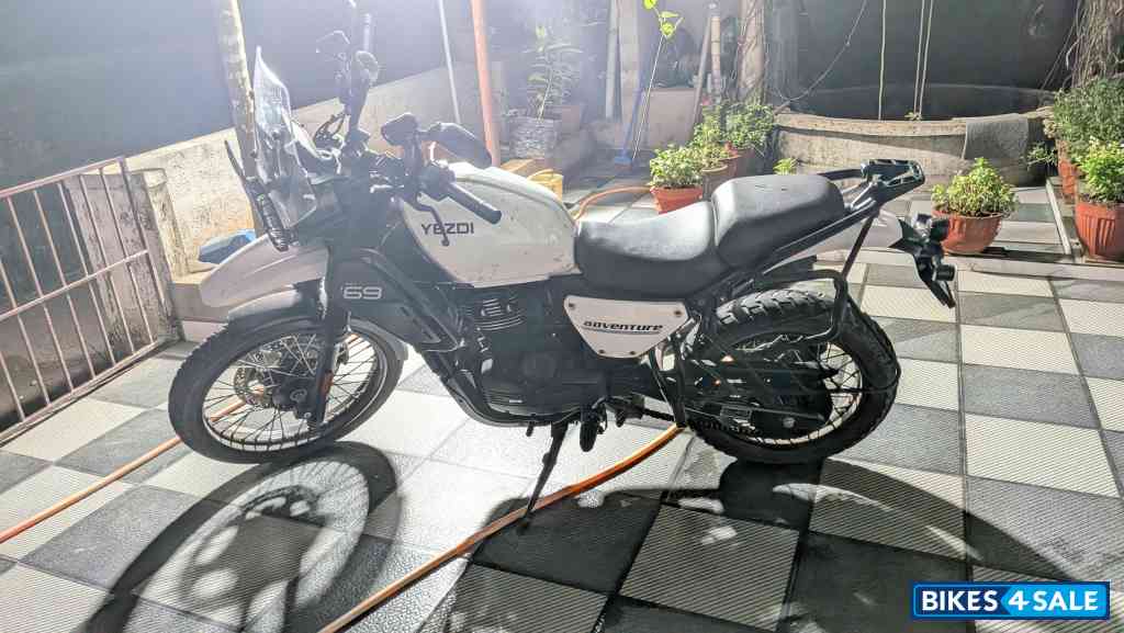 White Yezdi Adventure Gloss 2024