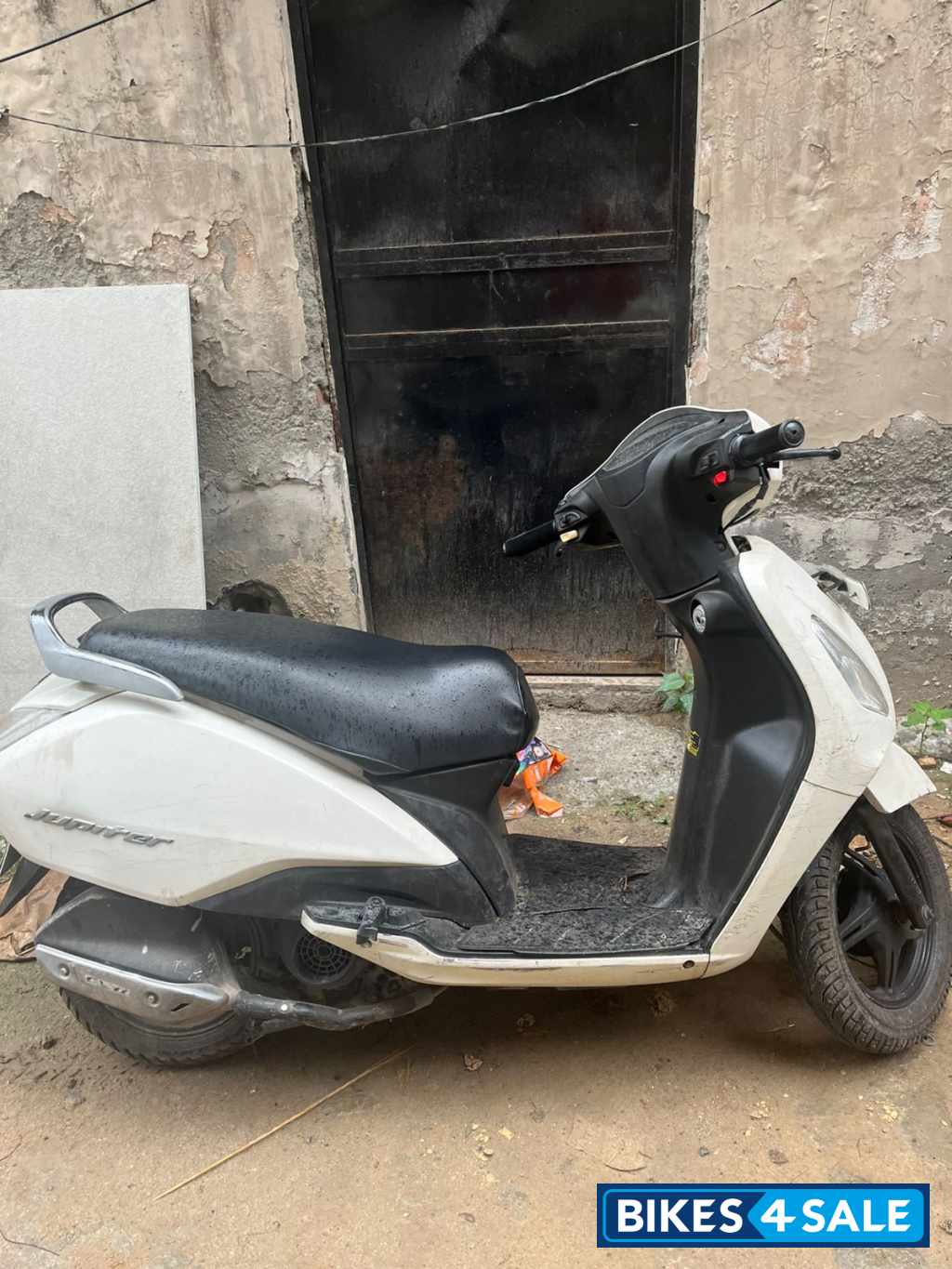 White TVS Jupiter Classic 110