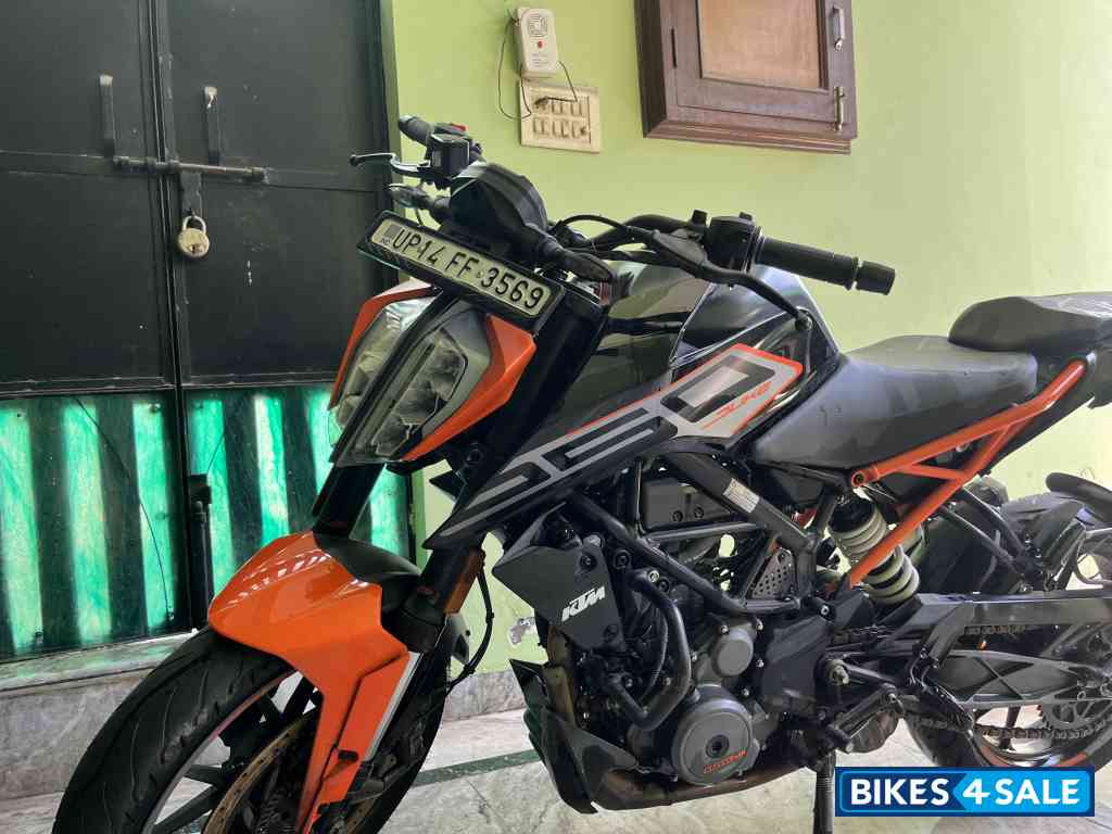 Ebony Black KTM Duke 250 2022