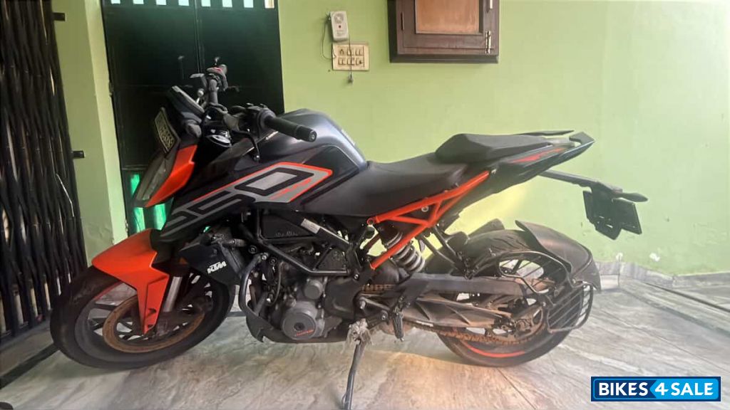 Ebony Black KTM Duke 250 2022 Ebony Black KTM Duke 250 2022