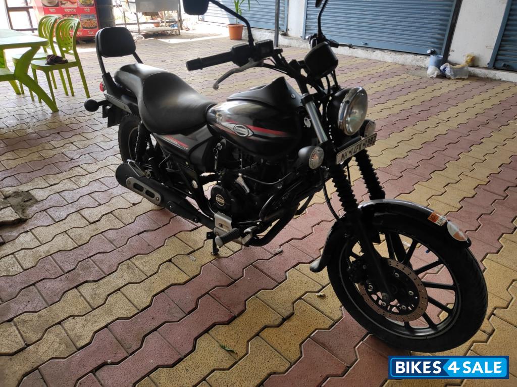 Matte Black Bajaj Avenger 220 DTS-i