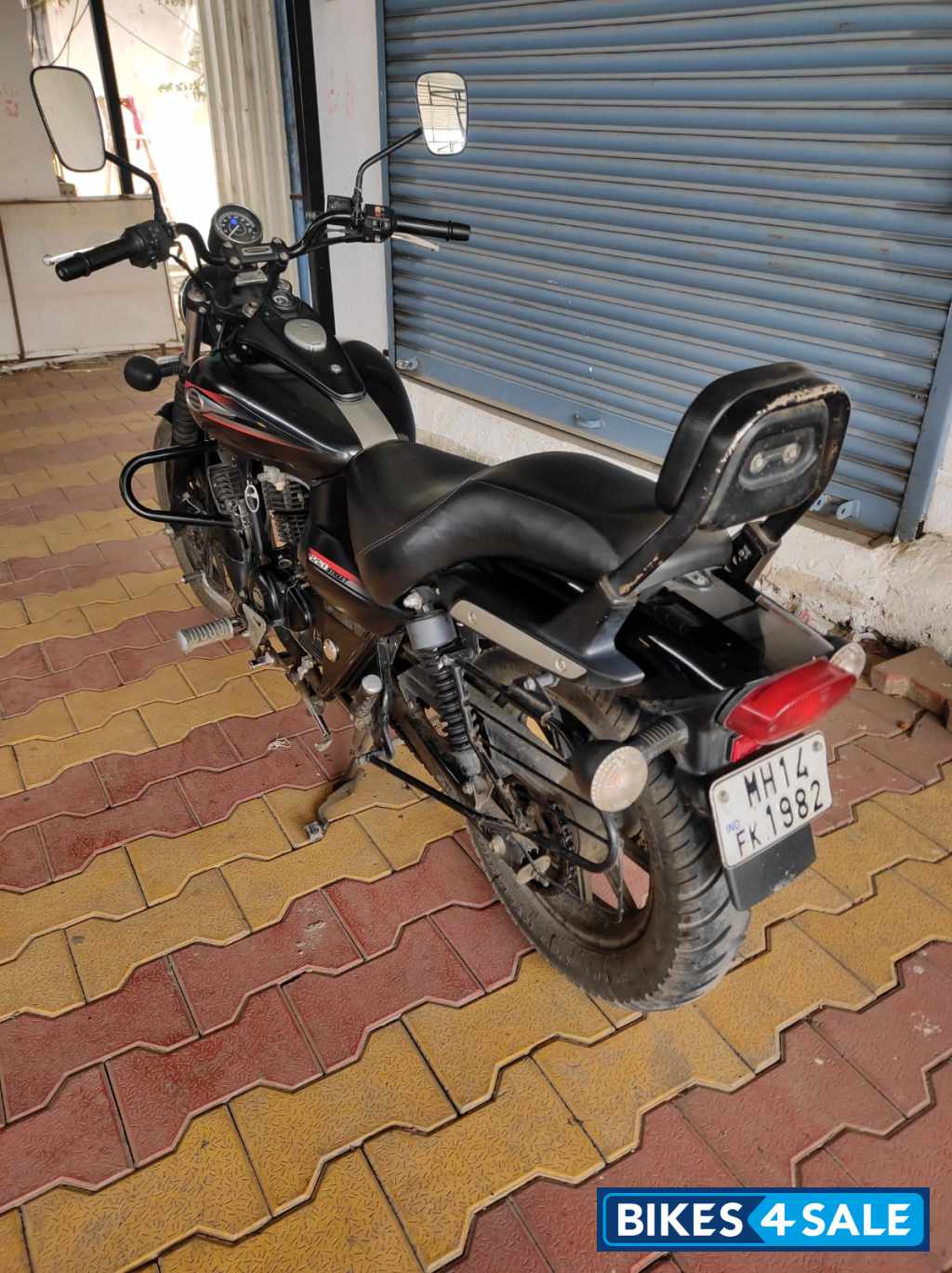 Matte Black Bajaj Avenger 220 DTS-i