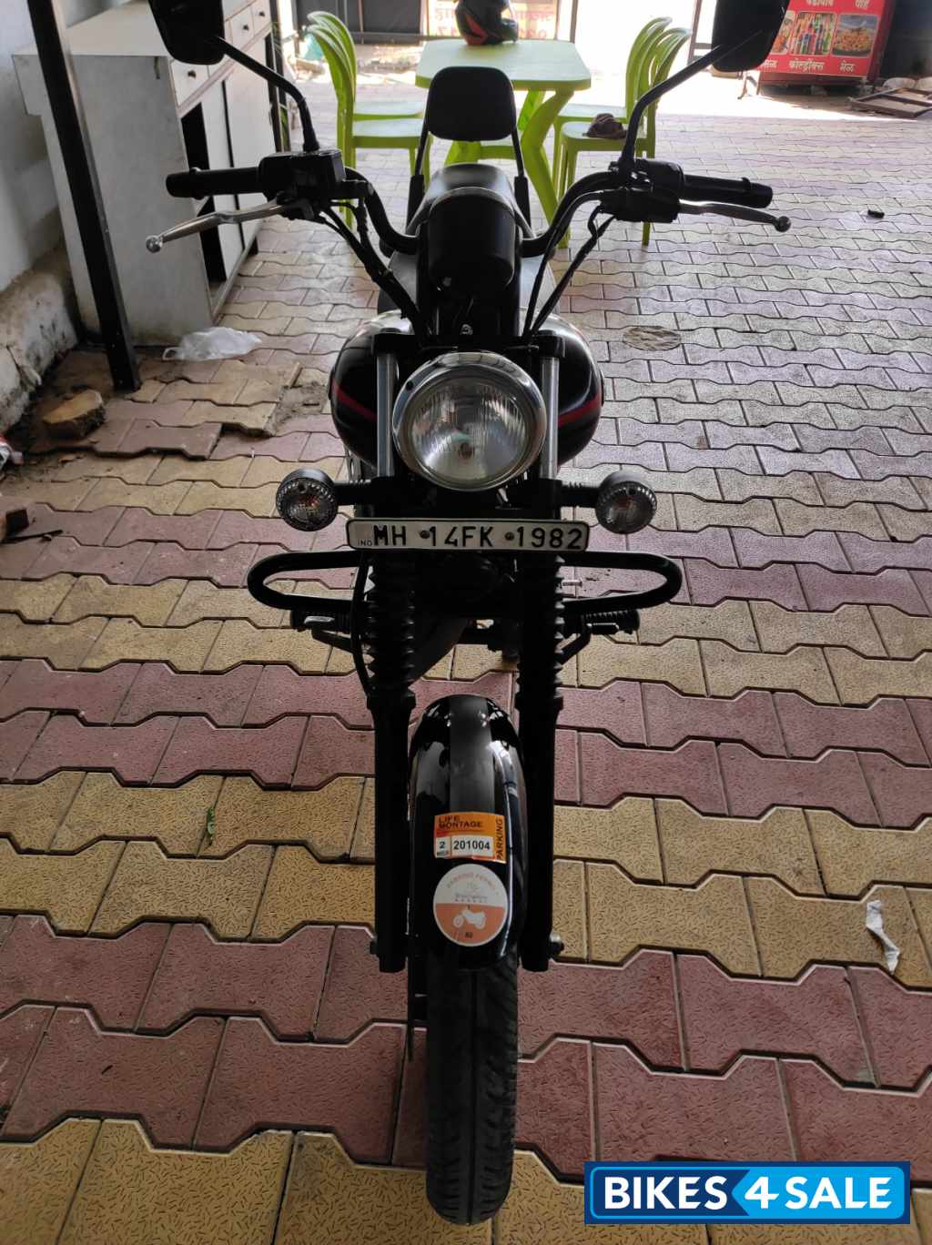 Matte Black Bajaj Avenger 220 DTS-i