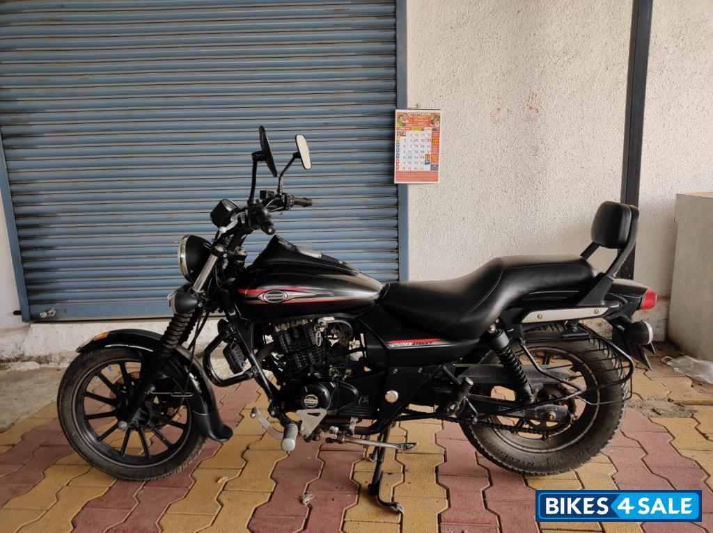 Matte Black Bajaj Avenger 220 DTS-i