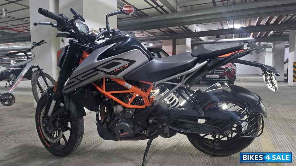 Metalic Silver KTM Duke 250 2022