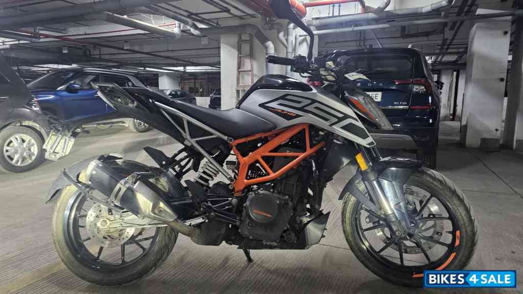 Metalic Silver KTM Duke 250 2022