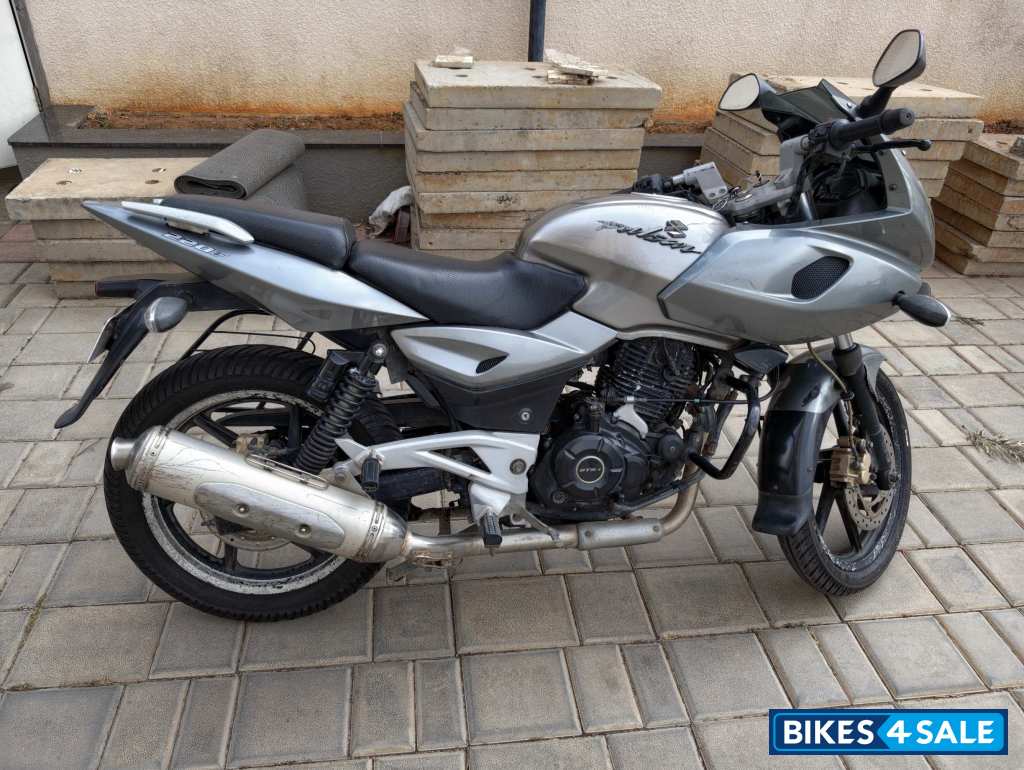 Silver Bajaj Pulsar 220F