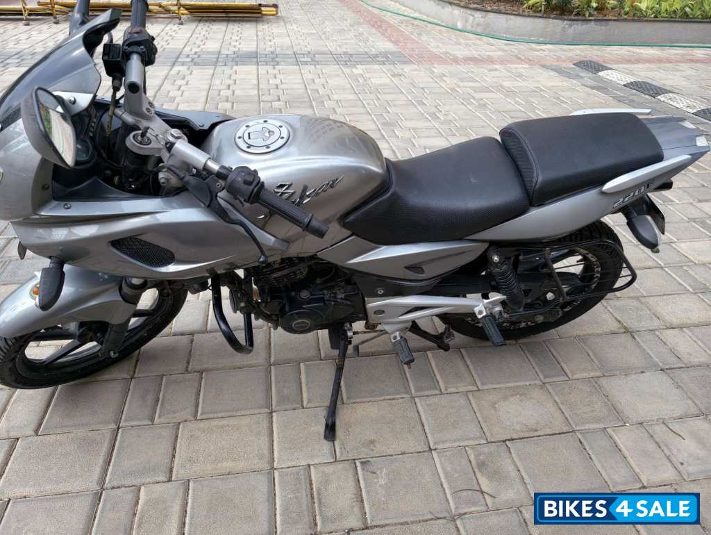 Silver Bajaj Pulsar 220F Silver Bajaj Pulsar 220F