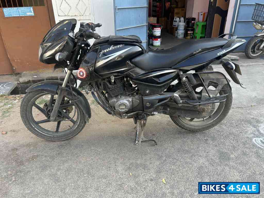 Black Bajaj Pulsar 150