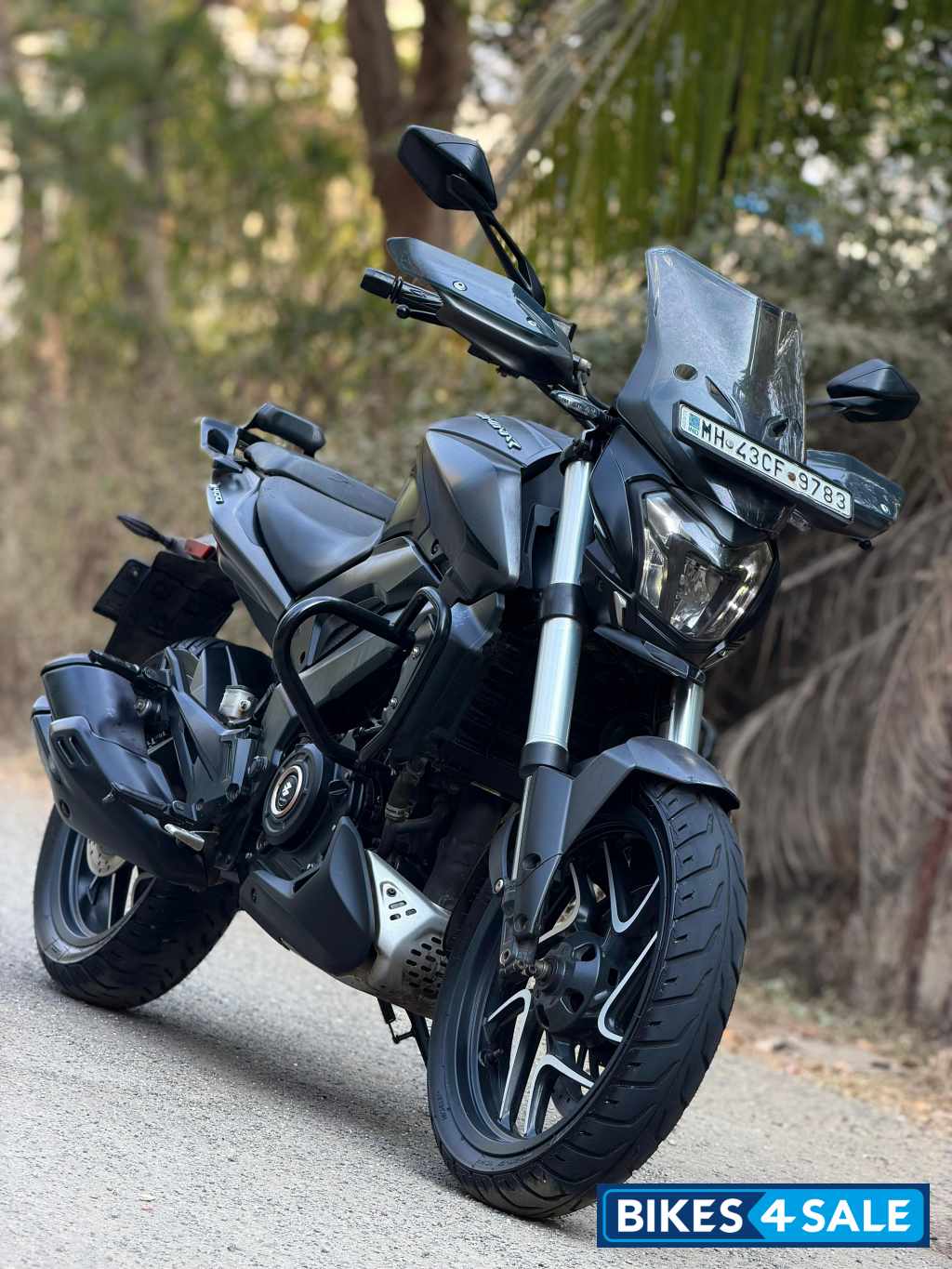 Black Bajaj Dominar 400