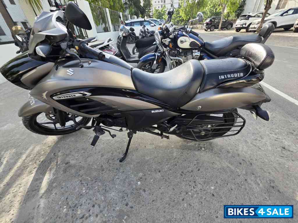 Titanium Silver Suzuki Intruder 150