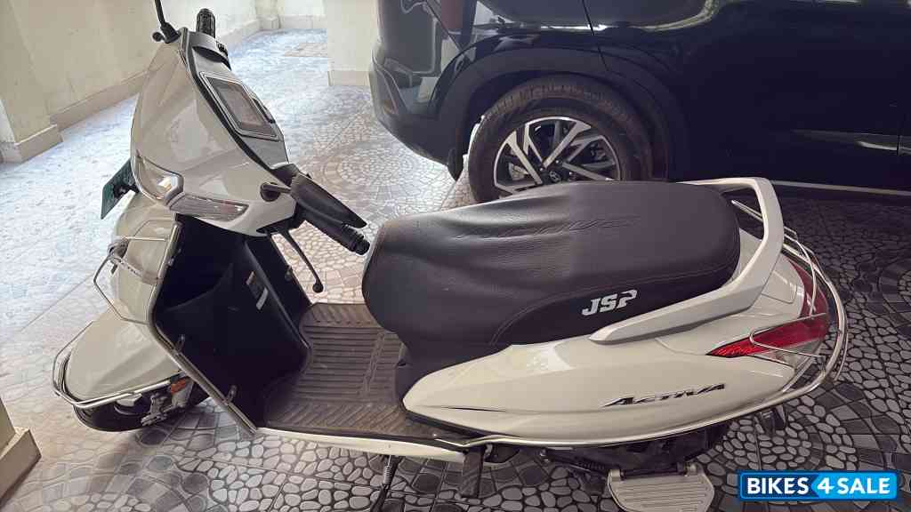 White Honda Activa 6G Dlx White Honda Activa 6G Dlx