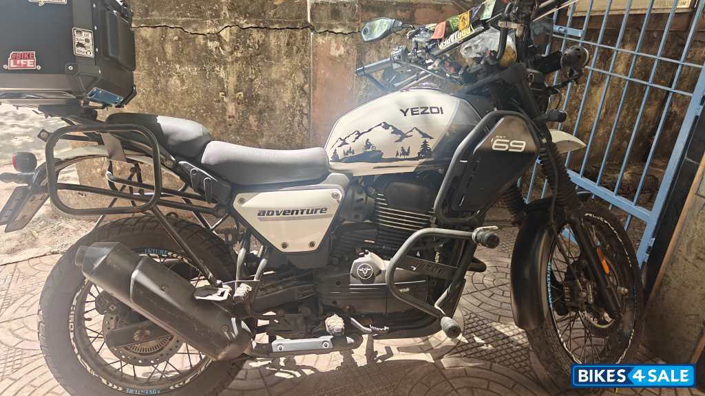 White Yezdi Adventure Gloss 2024