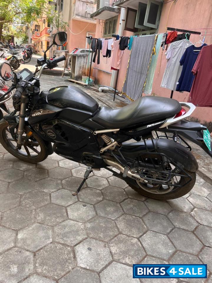 Black Revolt RV 400