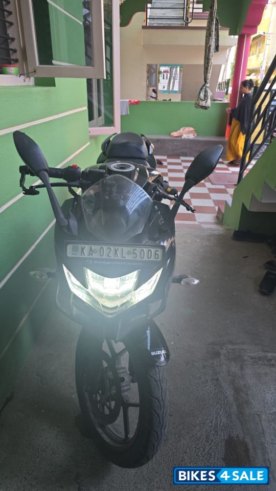 Sparkle Black Suzuki Gixxer SF