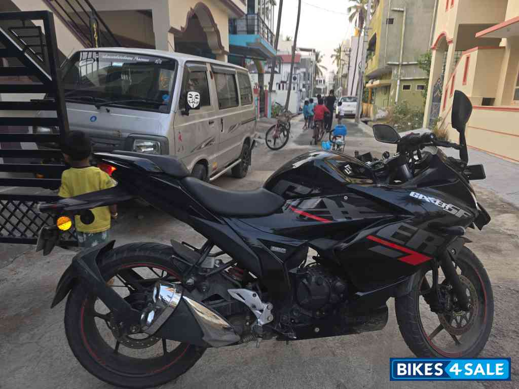 Sparkle Black Suzuki Gixxer SF