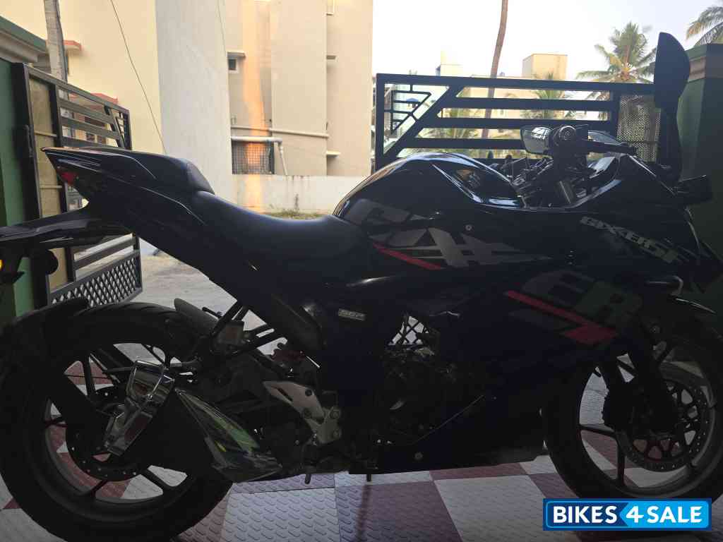 Sparkle Black Suzuki Gixxer SF