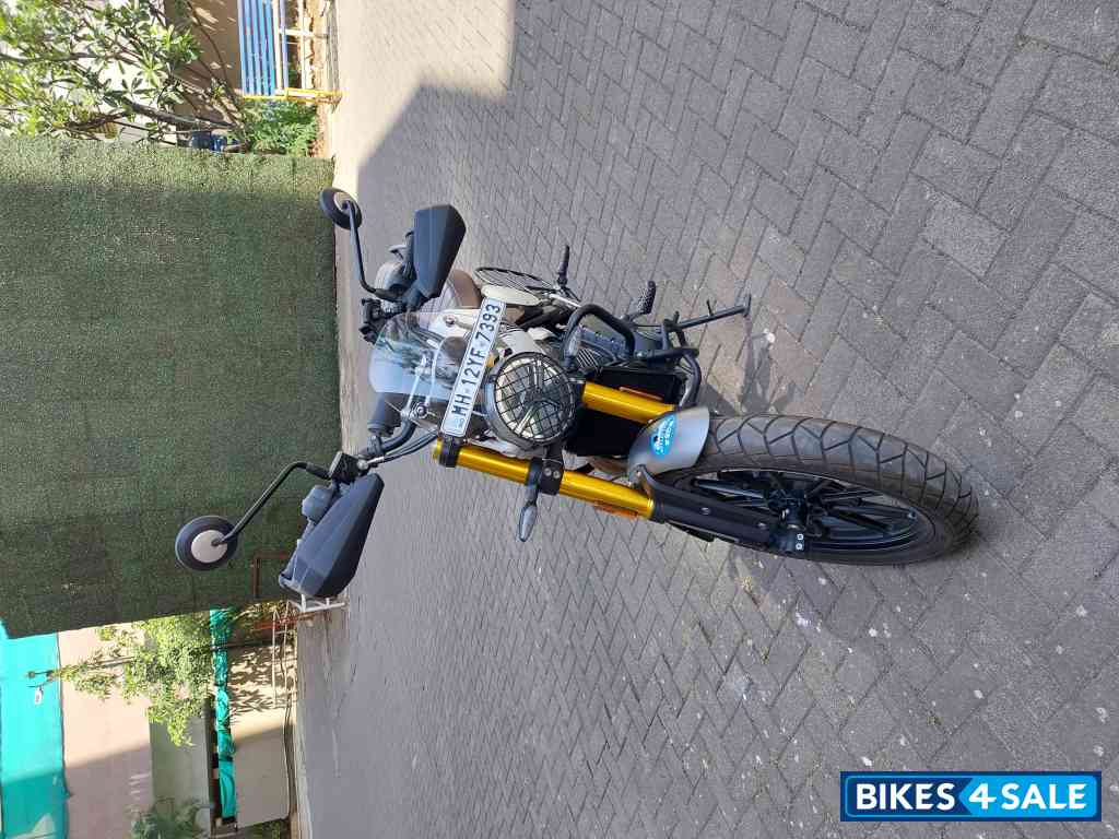 Pearl White Triumph Scrambler 400 X