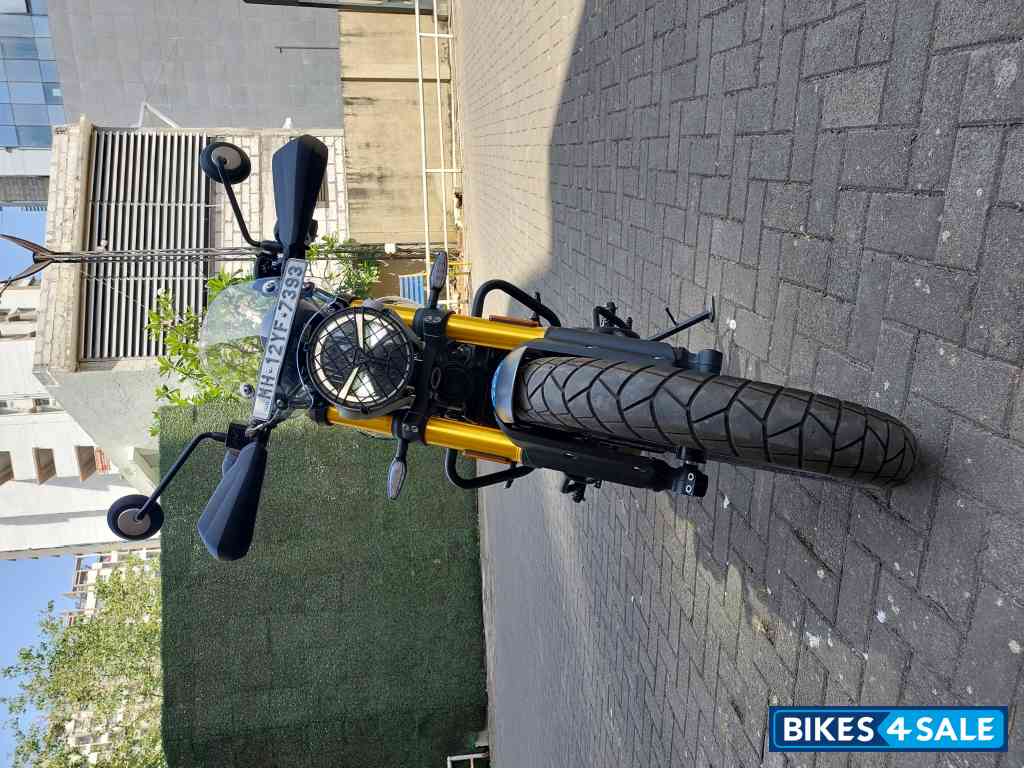 Pearl White Triumph Scrambler 400 X