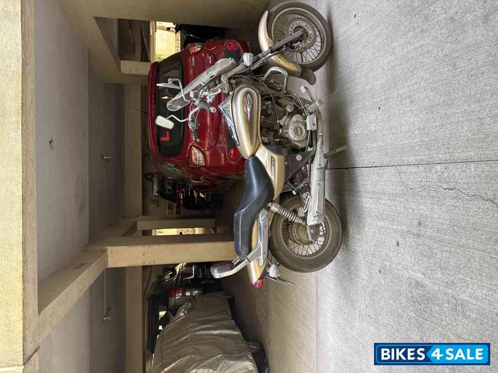 Golden Bei Bajaj Avenger Cruise 220