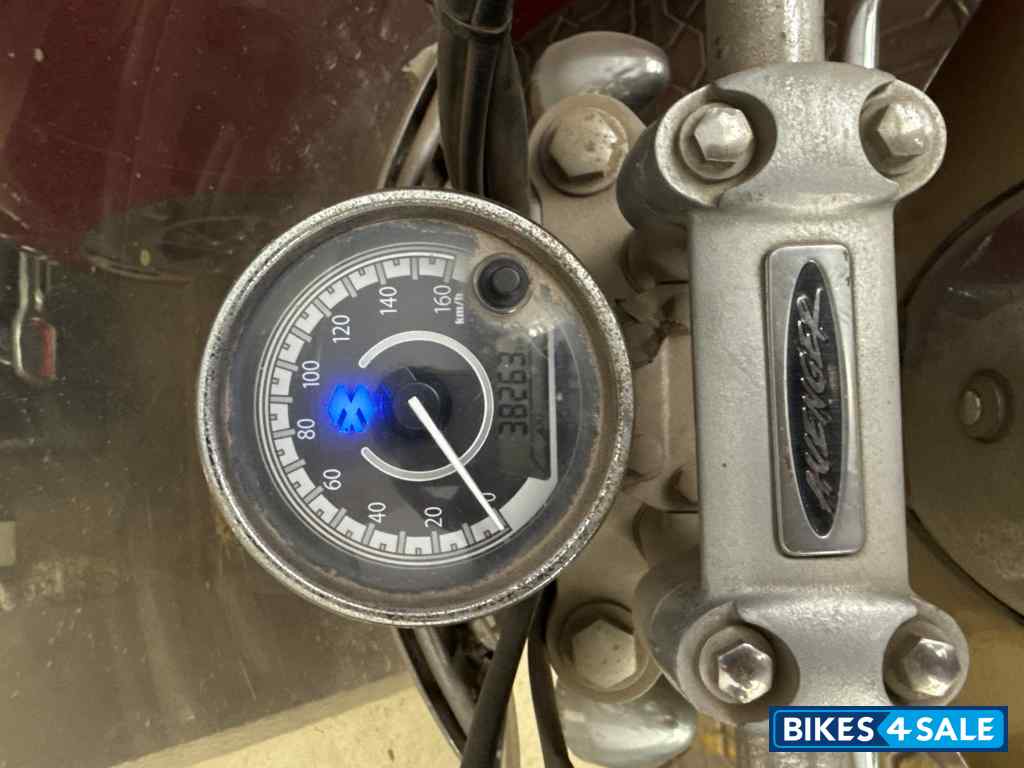 Golden Bei Bajaj Avenger Cruise 220