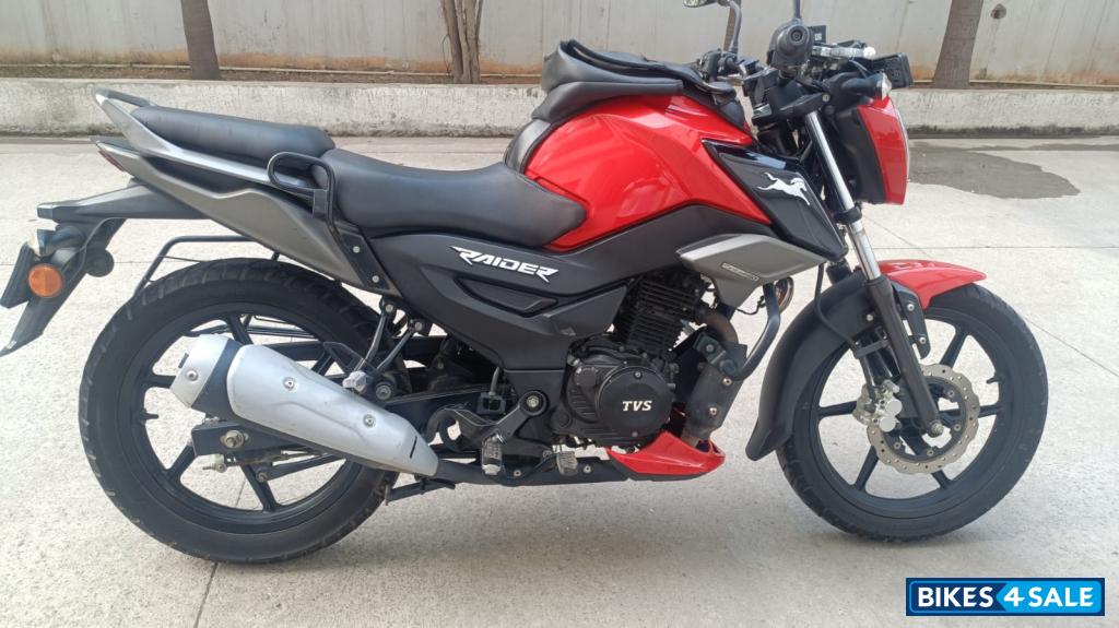 Striking Red TVS Raider
