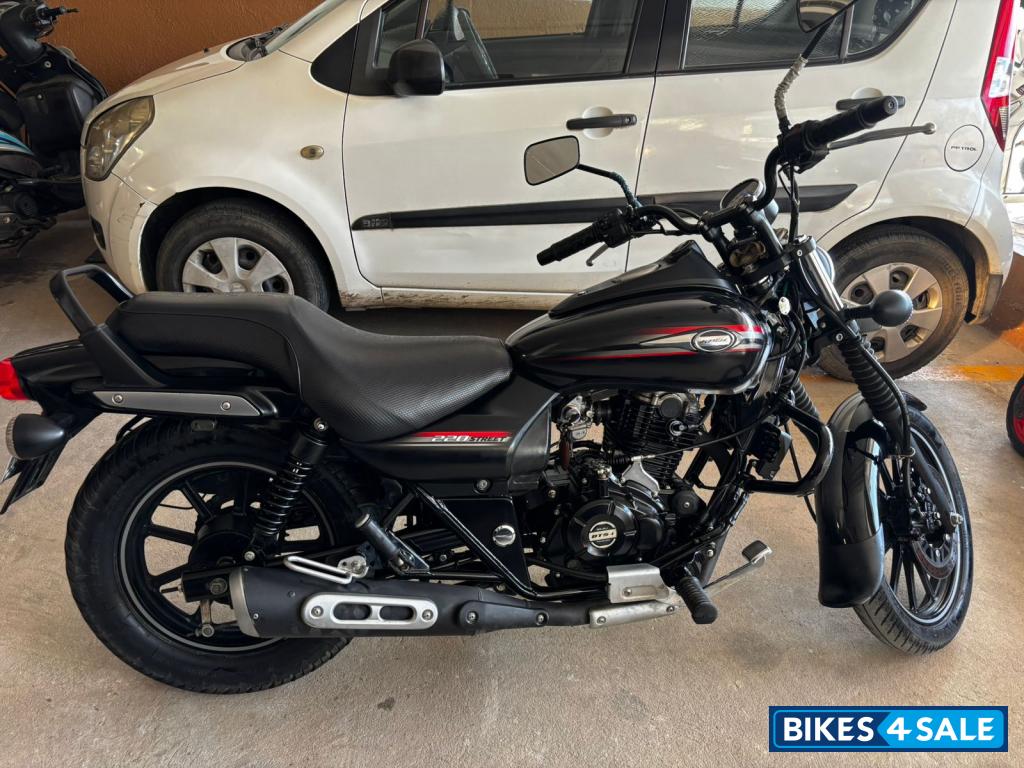 Black Bajaj Avenger 220 DTS-i