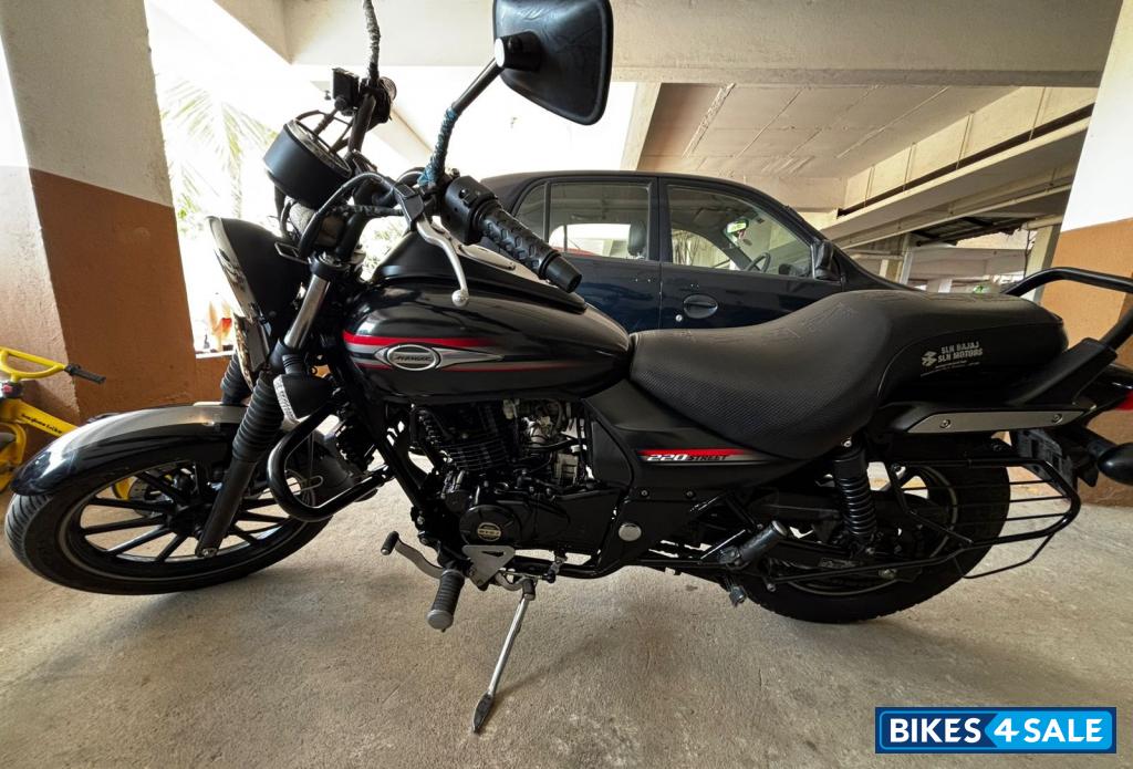 Black Bajaj Avenger 220 DTS-i
