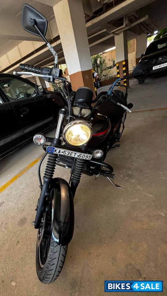 Black Bajaj Avenger 220 DTS-i