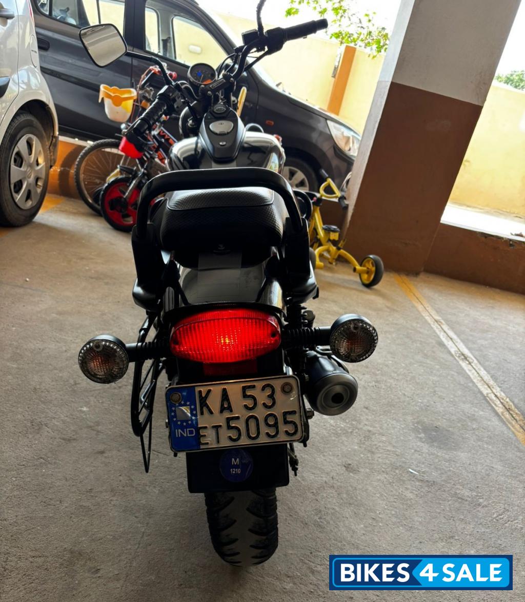 Black Bajaj Avenger 220 DTS-i