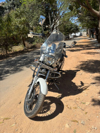 Moon White Bajaj Avenger Cruise 220