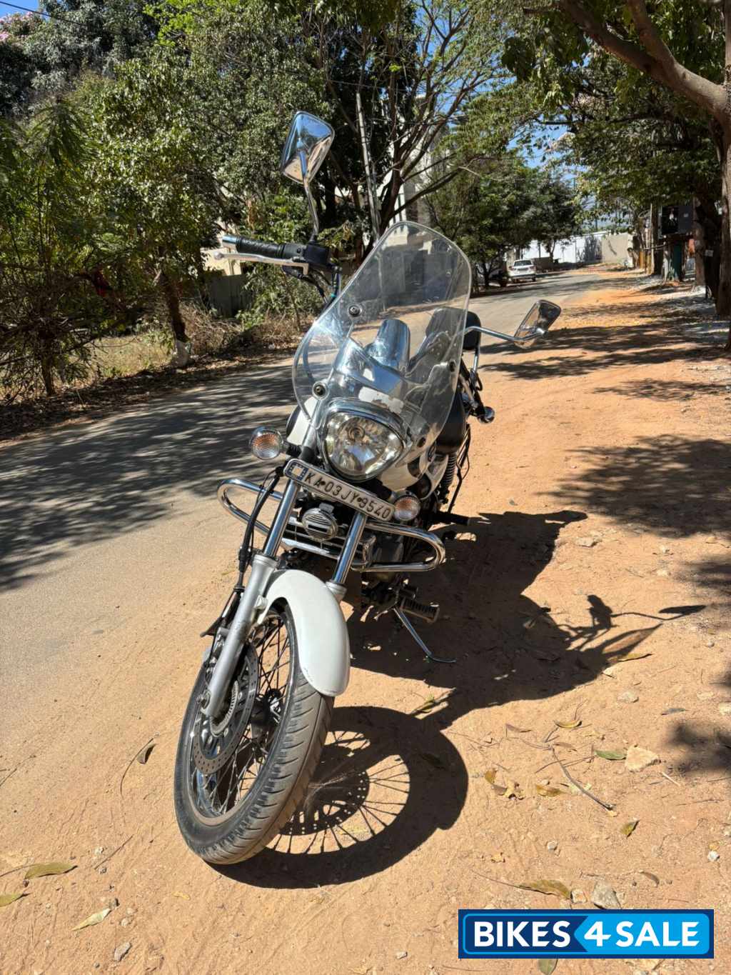 Moon White Bajaj Avenger Cruise 220
