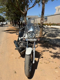 Moon White Bajaj Avenger Cruise 220