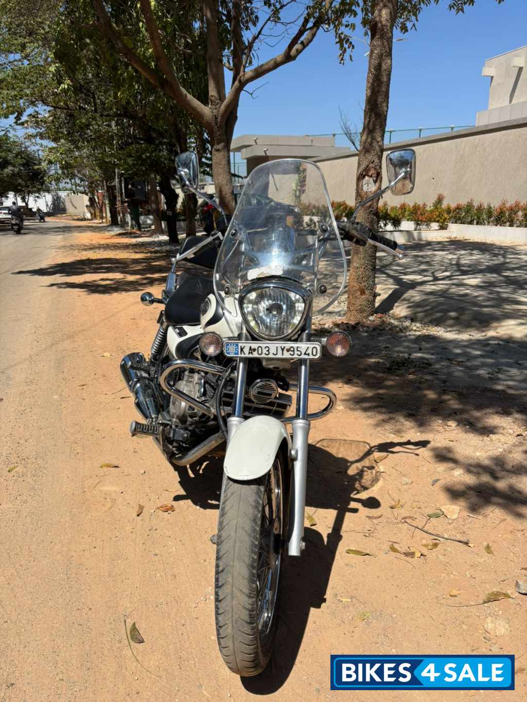 Moon White Bajaj Avenger Cruise 220