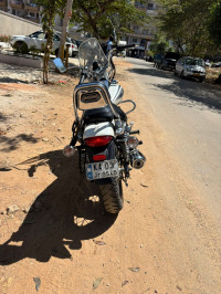 Moon White Bajaj Avenger Cruise 220