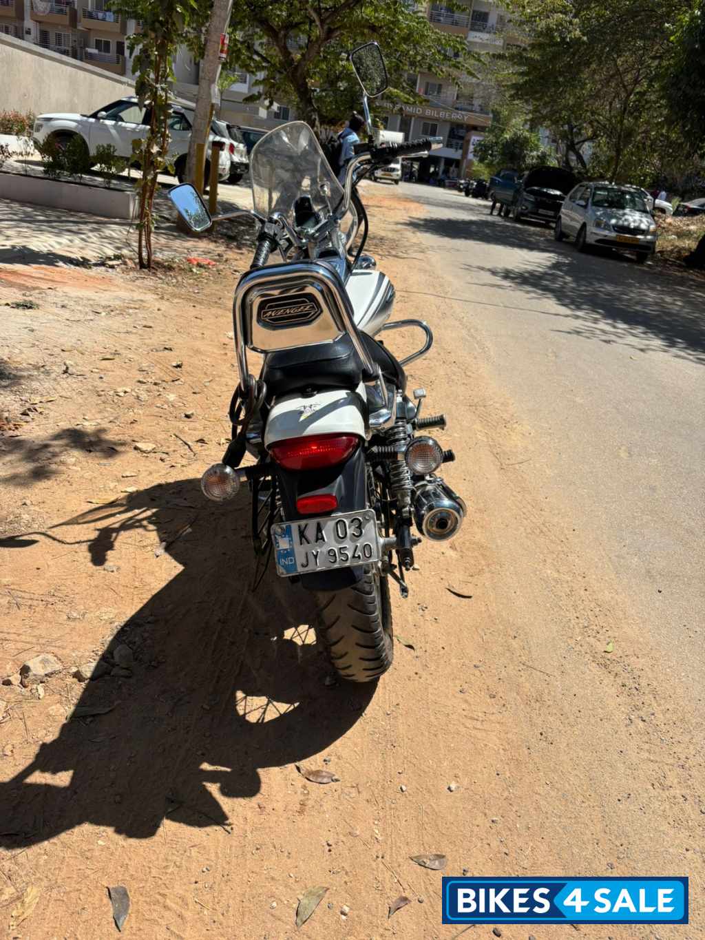 Moon White Bajaj Avenger Cruise 220