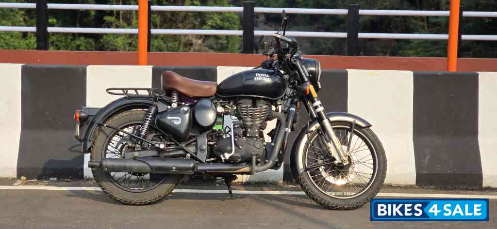 Stealth Black Royal Enfield Classic 500