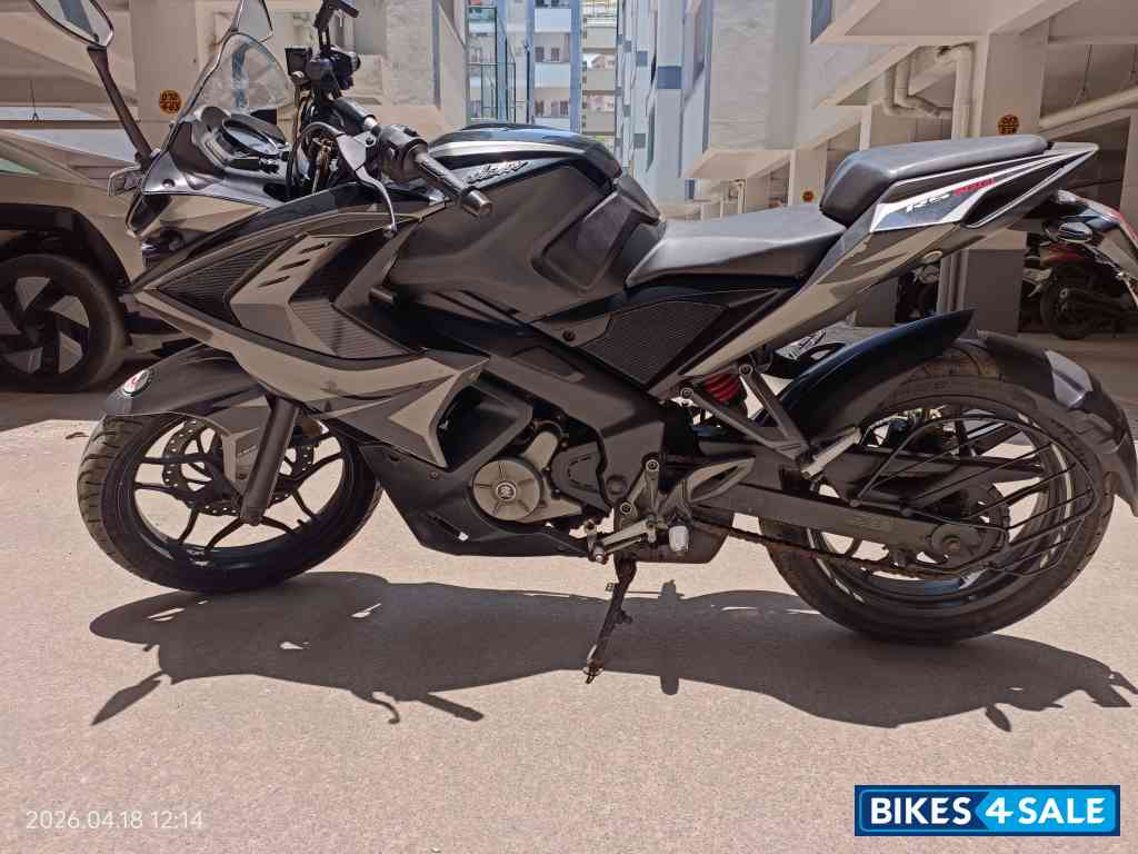 Bajaj Pulsar RS 200