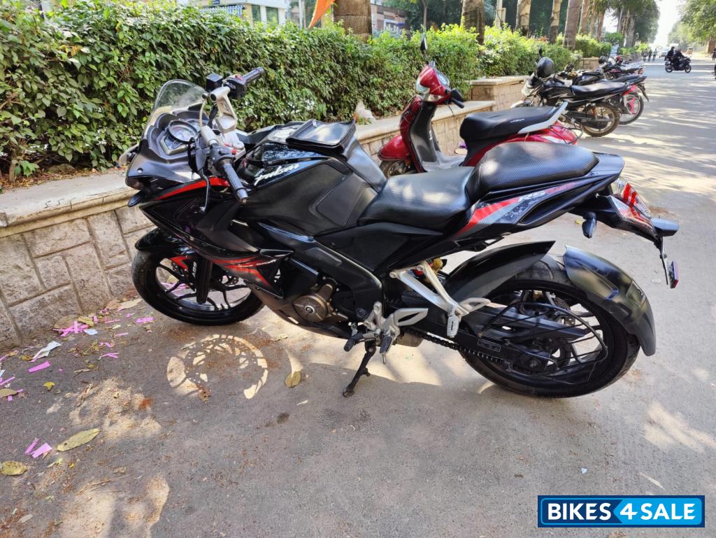 Black Bajaj Pulsar RS 200 ABS
