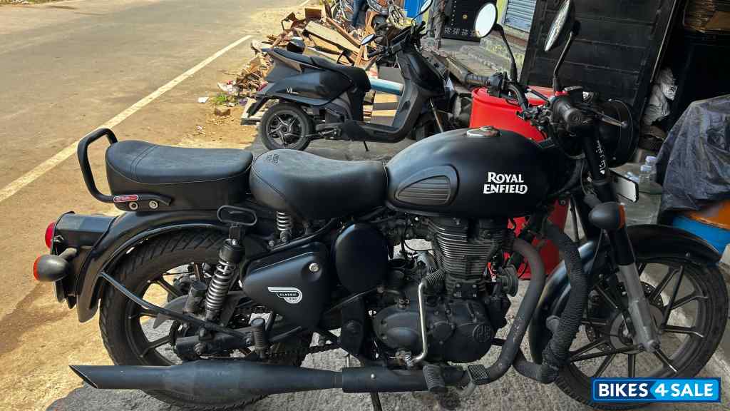 Stealth Black Royal Enfield Classic 500 Tribute Black
