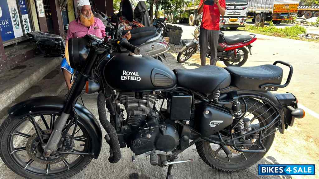 Stealth Black Royal Enfield Classic 500 Tribute Black