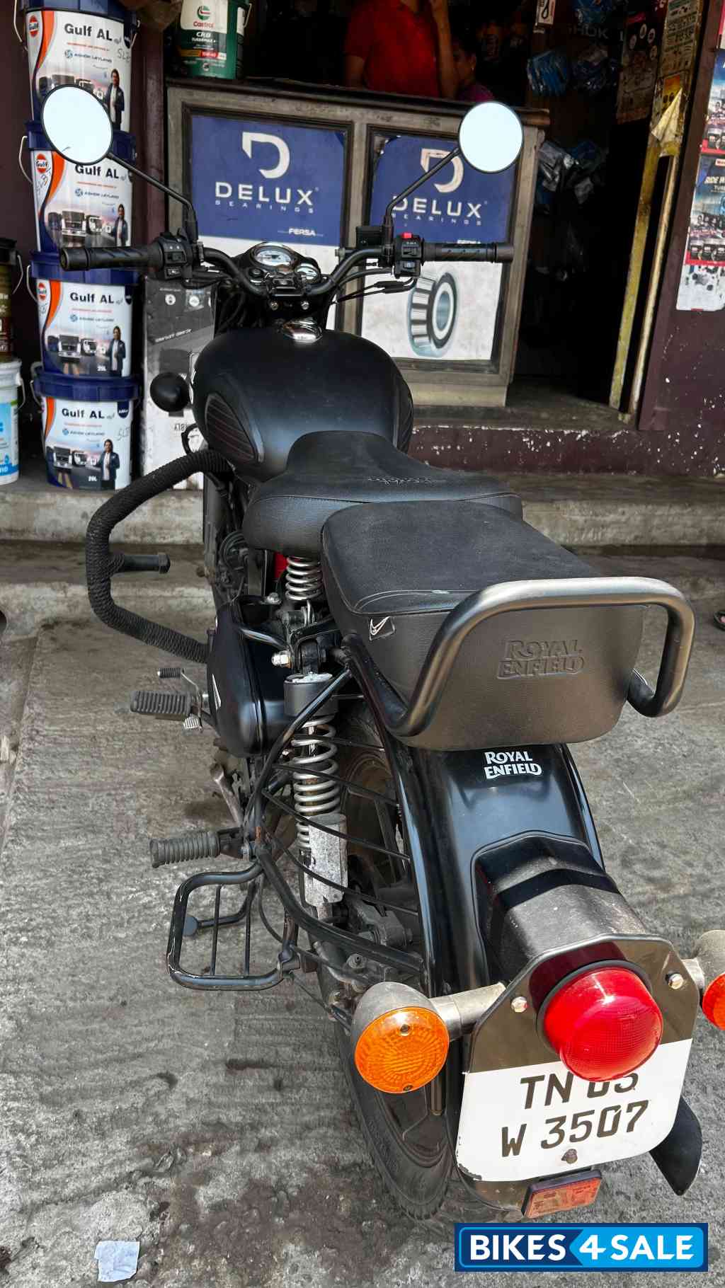 Stealth Black Royal Enfield Classic 500 Tribute Black