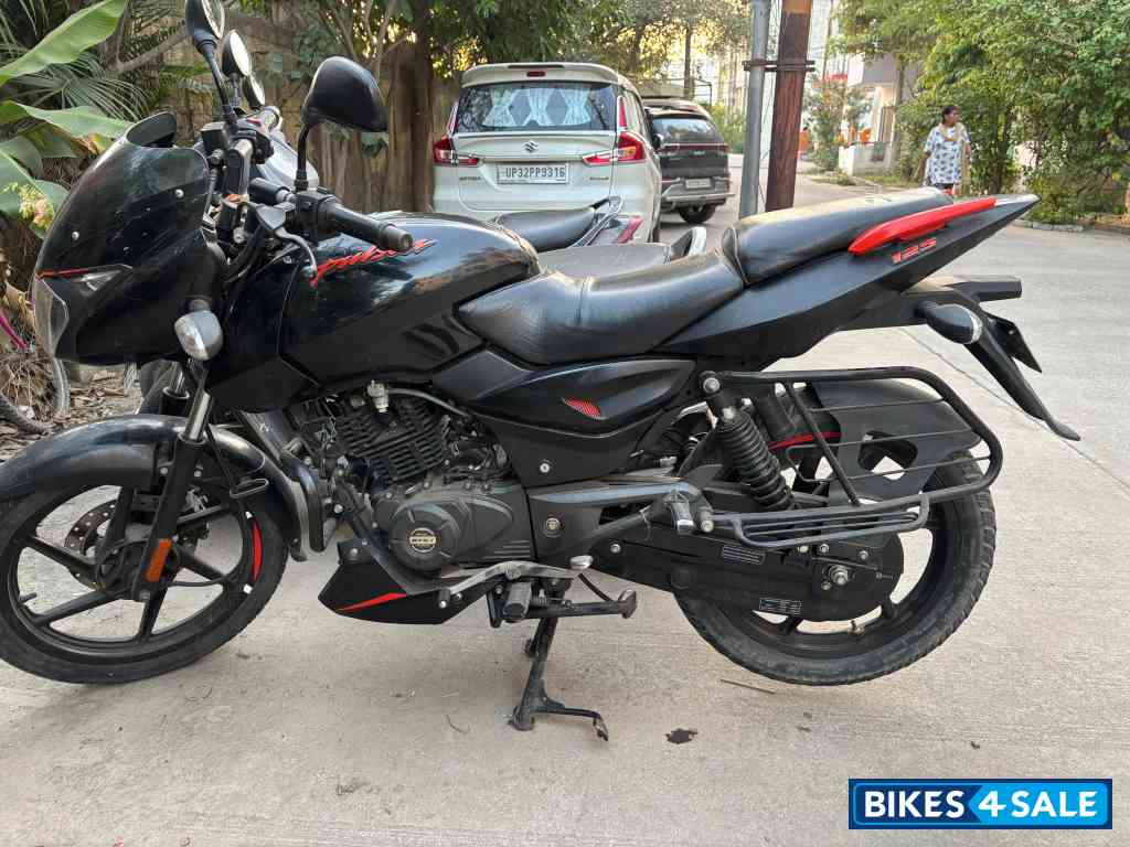 Bajaj Pulsar 125 Neon