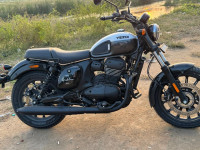 Yezdi Roadster Dark 2023 Model