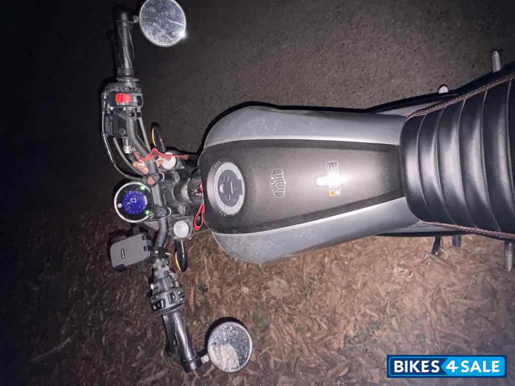 Silver Yamaha XSR155