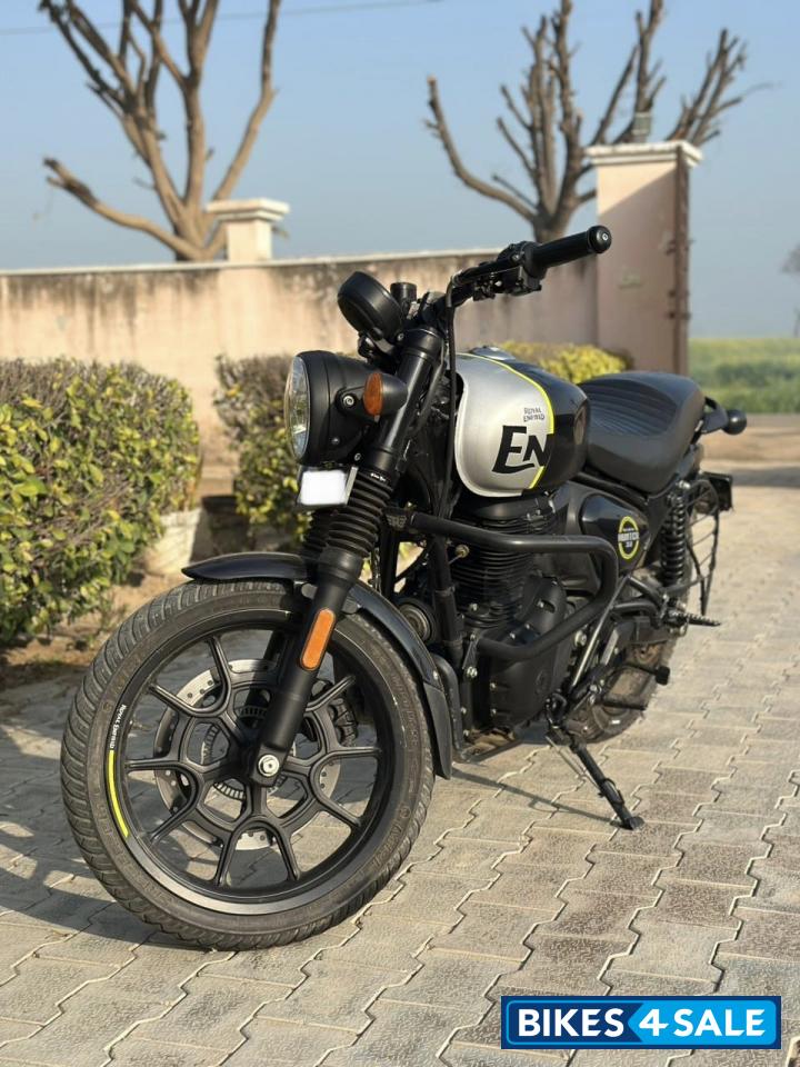 Black Royal Enfield Hunter 350 Metro