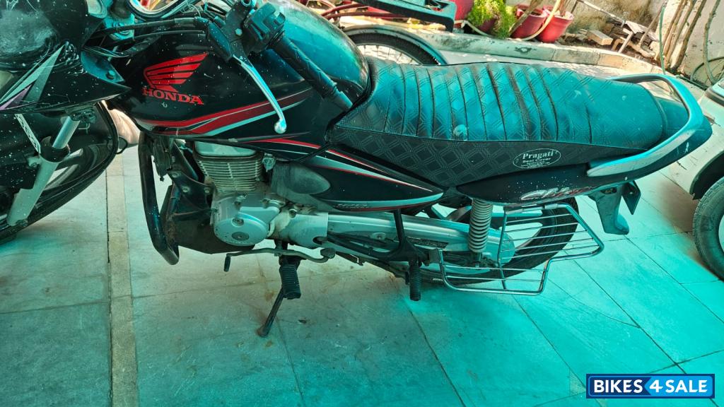 Black Honda Shine 125