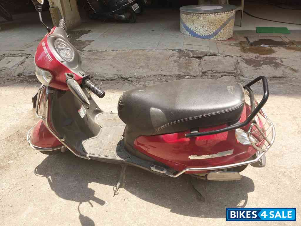 Red Suzuki Access 125