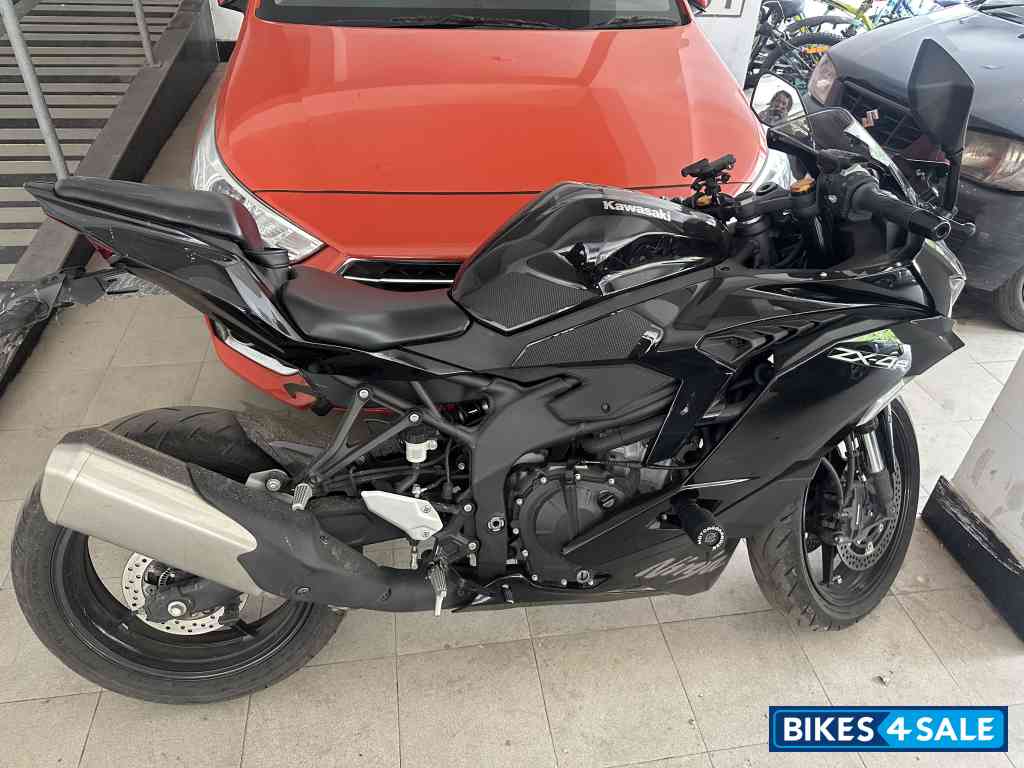 Black Kawasaki Ninja ZX4R 2024