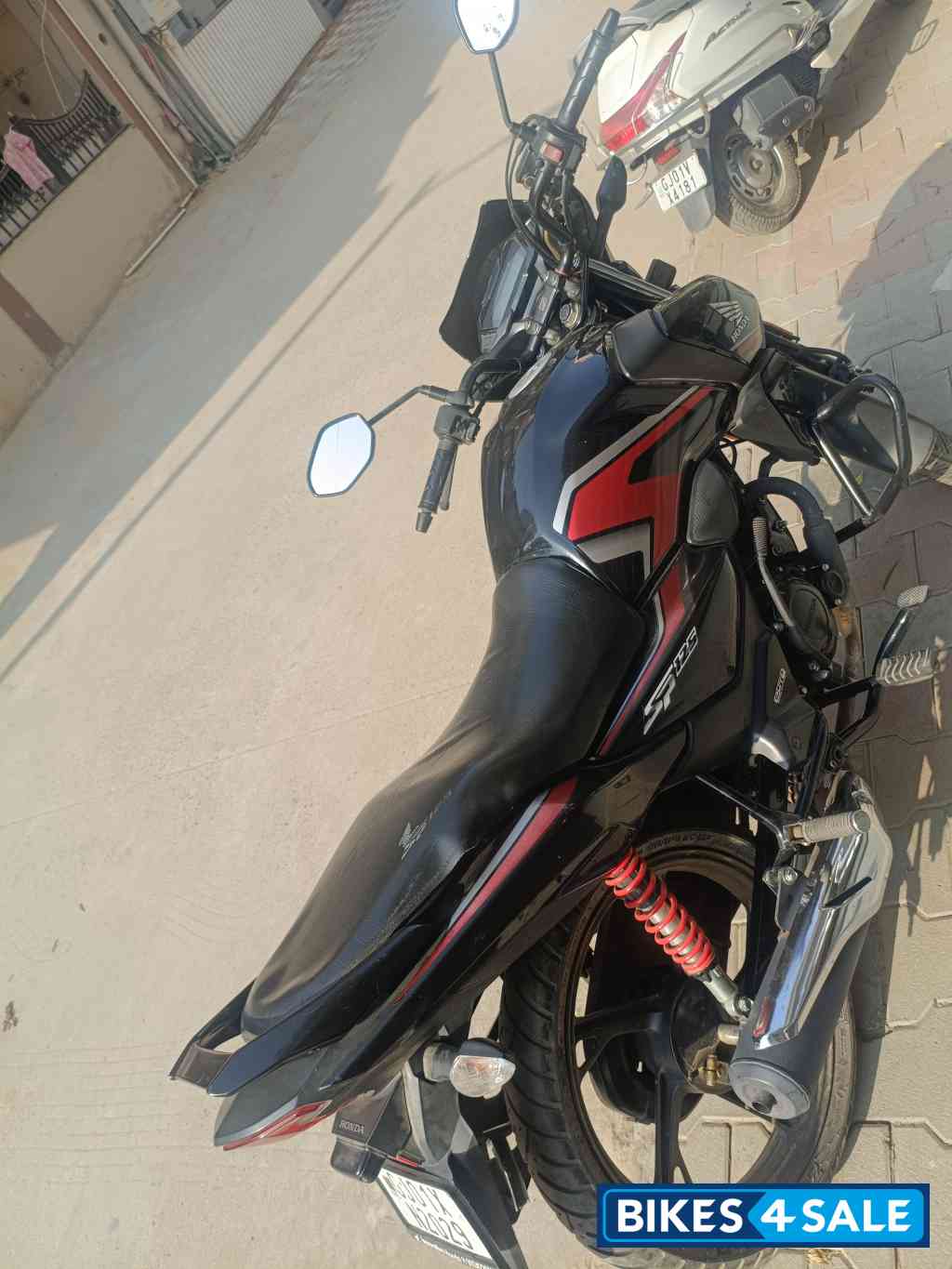 Black Honda SP125